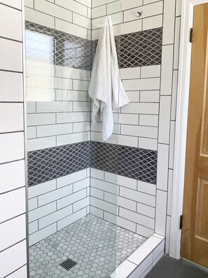 Dusche, Haartrockner, Handtücher