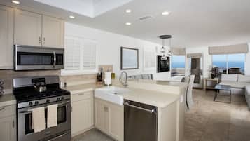 Vila premier, 2 quartos, varanda, vista para o oceano | Cozinha privada | Geladeira, micro-ondas, fogão, talheres/pratos/utensílios de cozinha