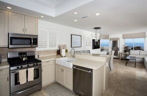 Villa Premier, 2 habitaciones, patio, vistas al mar | Cocina privada | Frigorífico, microondas, horno y utensilios de cocina