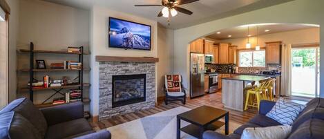 Älytelevisio, takka, kirjoja, stereot