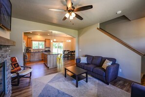 Smart TV, fireplace, books, stereo - Coeur d'Alene Hideaway 4 Bedroom Modern Mid Term Rental (Coeur d'Alene)