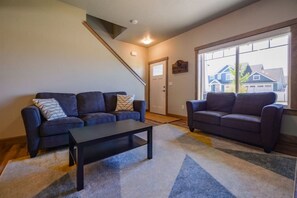 Smart TV, fireplace, books, stereo - Coeur d'Alene Hideaway 4 Bedroom Modern Mid Term Rental (Coeur d'Alene)