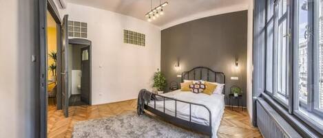 2 habitaciones, escritorio, tabla de planchar con plancha y wifi gratis