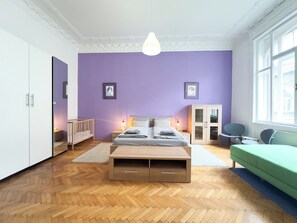 2 Schlafzimmer, Schreibtisch, Bügeleisen/Bügelbrett, Reisekinderbett