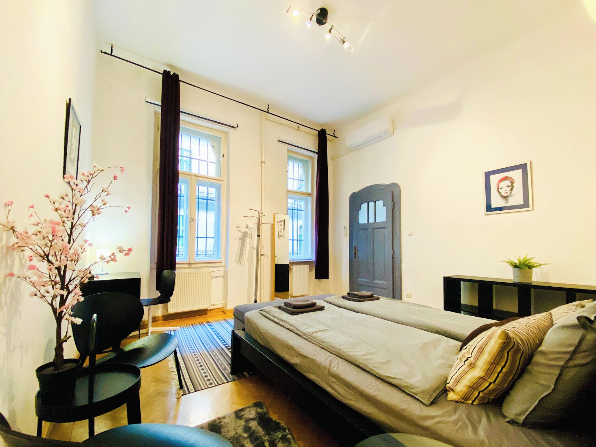 2 عدّة غرف نوم ومكتب ومكواة/لوح كي وسرير سفر