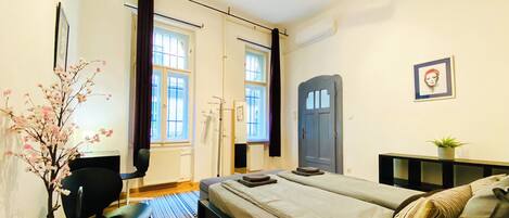 2 Schlafzimmer, Schreibtisch, Bügeleisen/Bügelbrett, Reisekinderbett