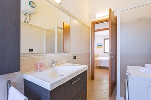 Shower, hair dryer, bidet, towels - Casa Luna sea view and private parking (TERTENIA)