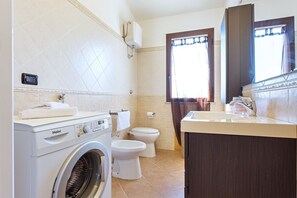 Dusche, Haartrockner, Bidet, HandtĂŒcher