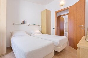 2 bedrooms, iron/ironing board, WiFi, bed sheets - Casa Luna sea view and private parking (TERTENIA)