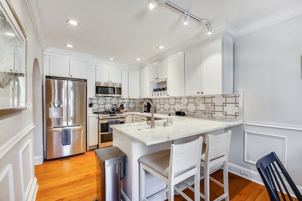 Fridge, microwave, oven, stovetop - Historic 3 Bedroom Downtown Annapolis Townhome (Annapolis)