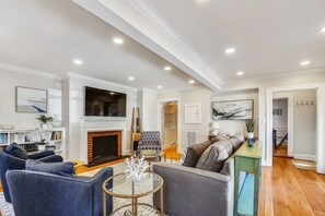 Smart TV, books - Historic 3 Bedroom Downtown Annapolis Townhome (Annapolis)