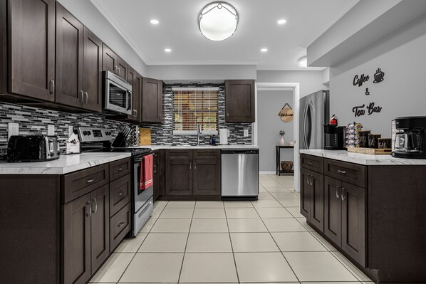 冷蔵庫、電子レンジ、オーブン、コンロ