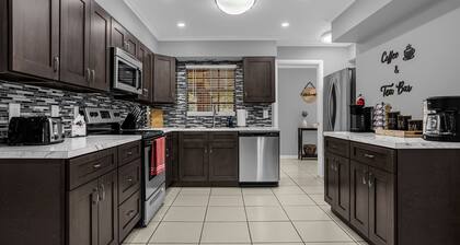 Home Paradise Lakeland Backyard Jacuzzi & Private Pool Heater Free!!!