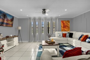 スマートテレビ、暖炉、書庫