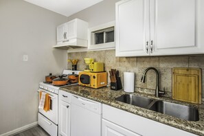 Private kitchen - King Size Bed And Free Garage Included: Retro Vibes (Houston)