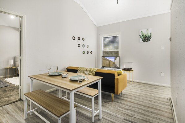 Dining - King Size Bed And Free Garage Included: Retro Vibes (Houston)