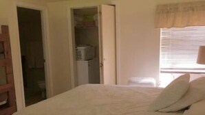 A bedroom with a bed, a wardrobe, and a closet. - #108 Condo near large pool & shuttle to Gorge Amp-book separately (Quincy)