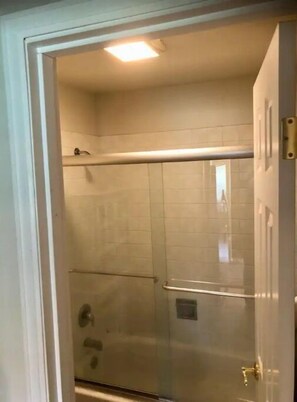 Suihku, pyyhkeet, saippua