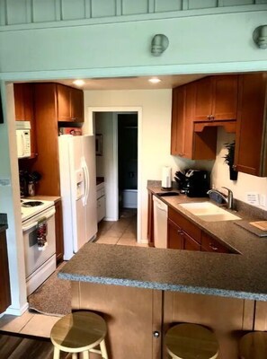 Jääkaappi, mikroaaltouuni, uuni, liesi