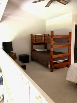 2 bedrooms, WiFi - #108 Condo near large pool & shuttle to Gorge Amp-book separately (Quincy)