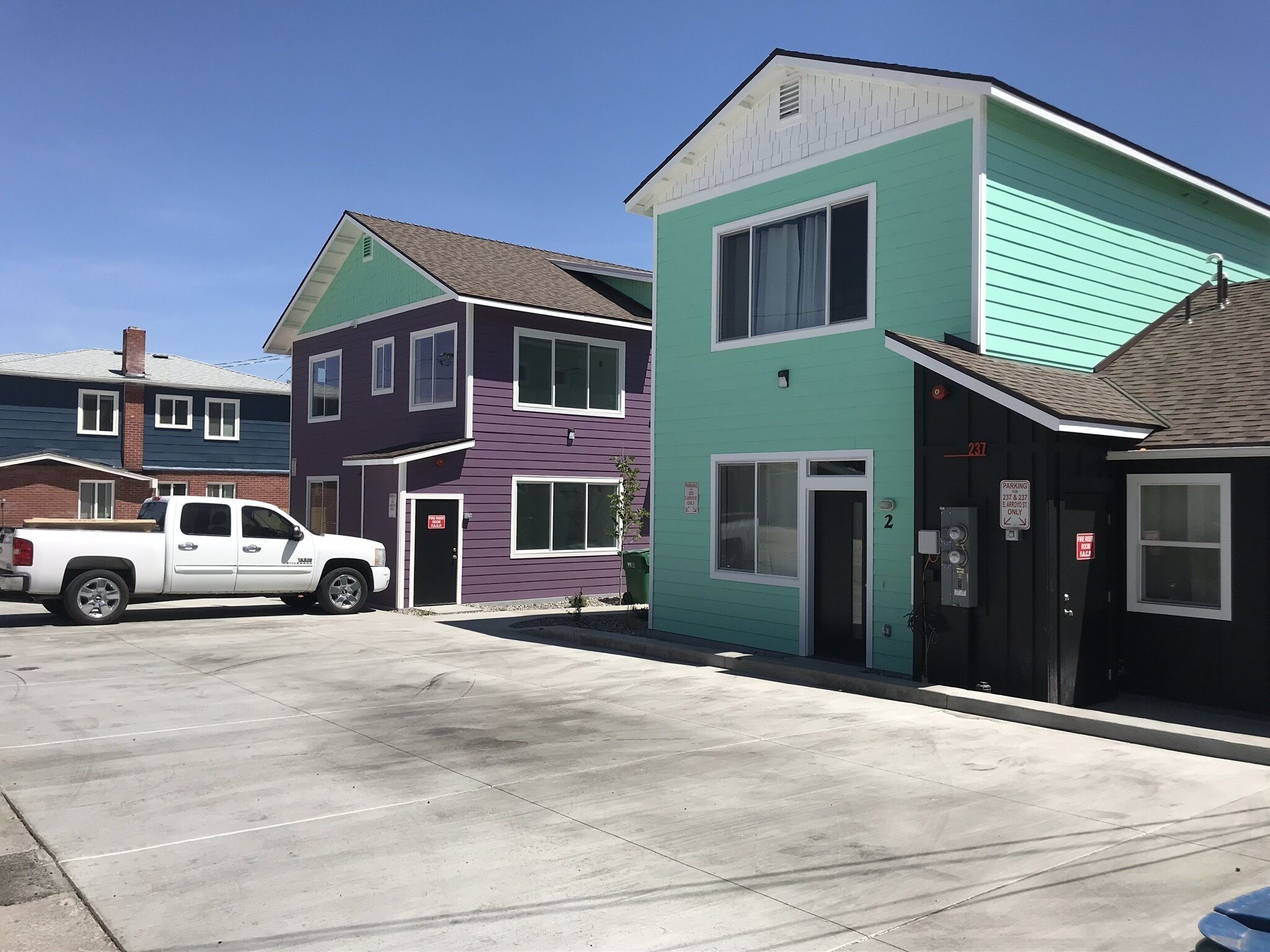 Un edificio residencial de varios pisos con garaje.