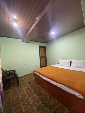 7 Schlafzimmer, Schreibtisch, WLAN, Bettwäsche