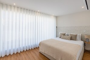 2 quartos, escrivaninha, ferros/tábuas de passar roupa