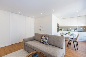 TV - Pestana Apartments T2 Terrace  (Porto)