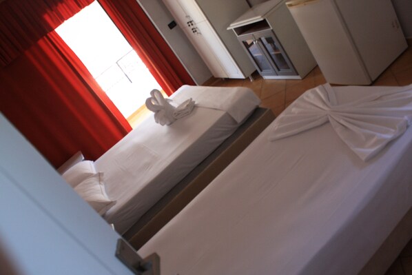 Rom – basic | Individuelt innredet, skrivebord, wi-fi (inkludert) og sengetøy