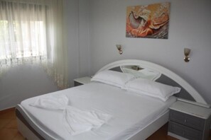 Individually furnished, desk, free WiFi, bed sheets - Hostel Kanina (Sarandë)
