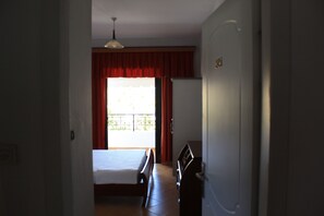 Chambre Double Standard | Ameublement personnalisé, bureau, Wi-Fi gratuit, draps fournis