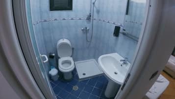 Amenidades de baño gratuitas, secadora de cabello, toallas, jabón