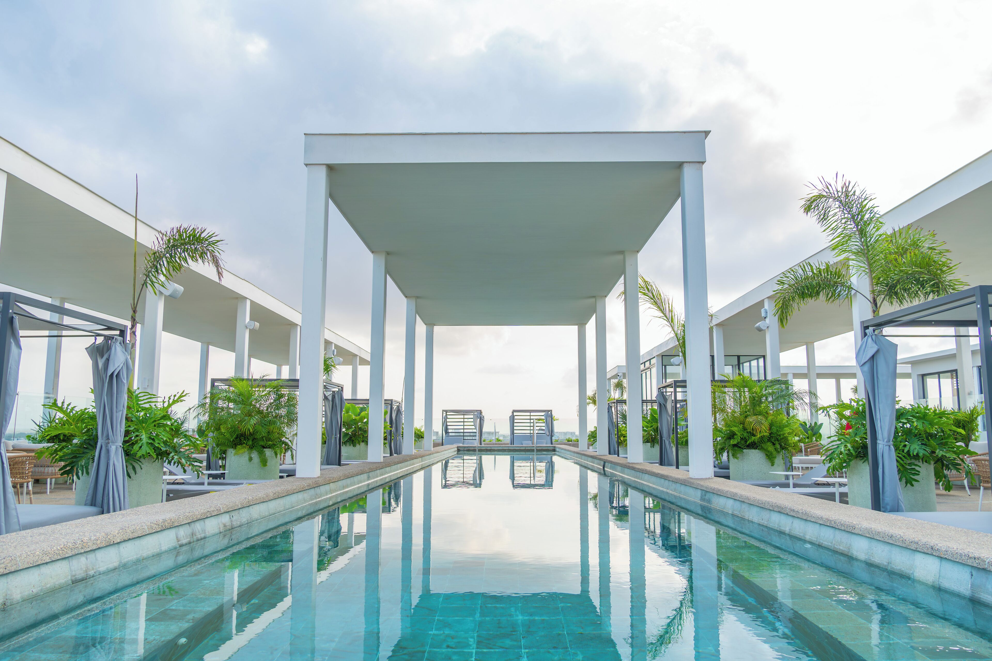 3 من حمّامات السباحة الخارجية، مقاعد للتشمس