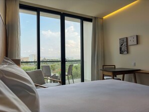 Deluxe Panoramic View | Minibar y caja de seguridad en la habitación 