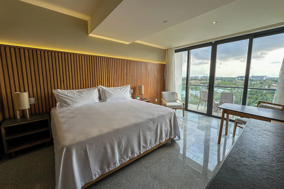 Deluxe River View | Minibar, in-room safe, iron/ironing board, free WiFi