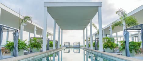 3 outdoor pools, pool loungers
