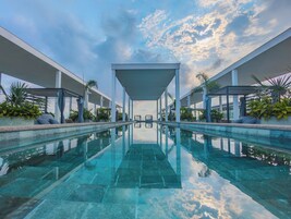 3 piscine all'aperto, lettini