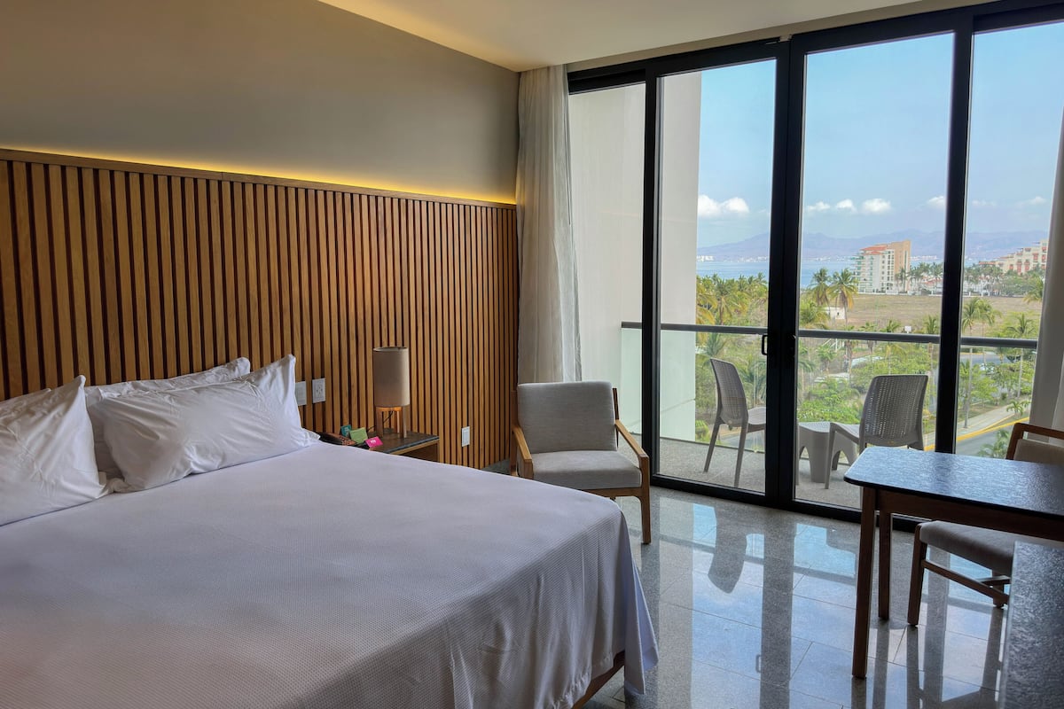 Deluxe Panoramic View | Minibar, in-room safe, iron/ironing board, free WiFi