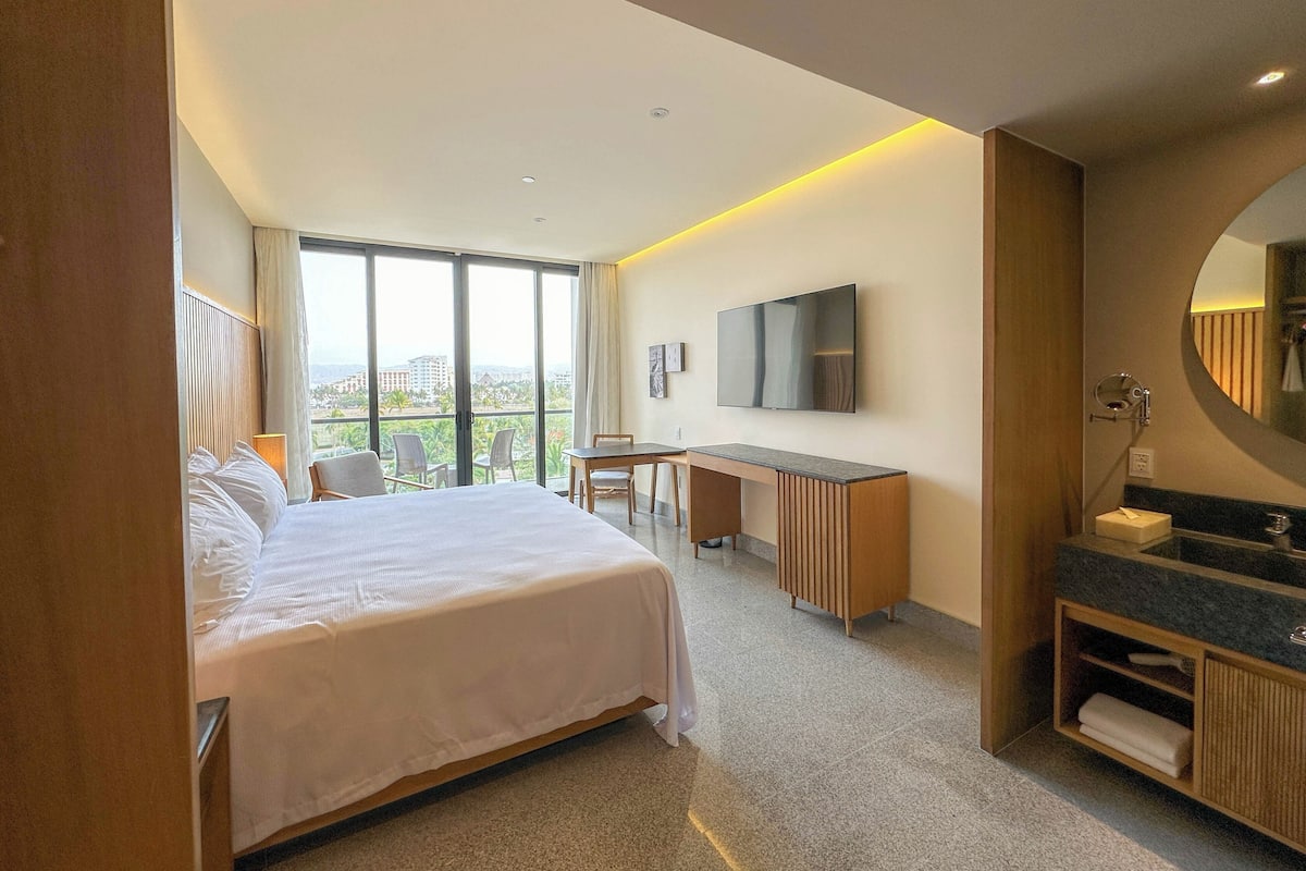 Deluxe Tropical | Minibar, in-room safe, iron/ironing board, free WiFi