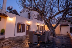 Villa | Outdoor dining
