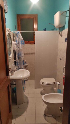 Secador de pelo, bidet, toallas, jabón
