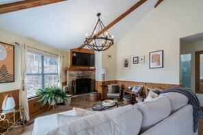 Smart TV, fireplace, DVD player - Stay in a Yurt! Cozy Comfort & Nature Bliss (Gatlinburg)