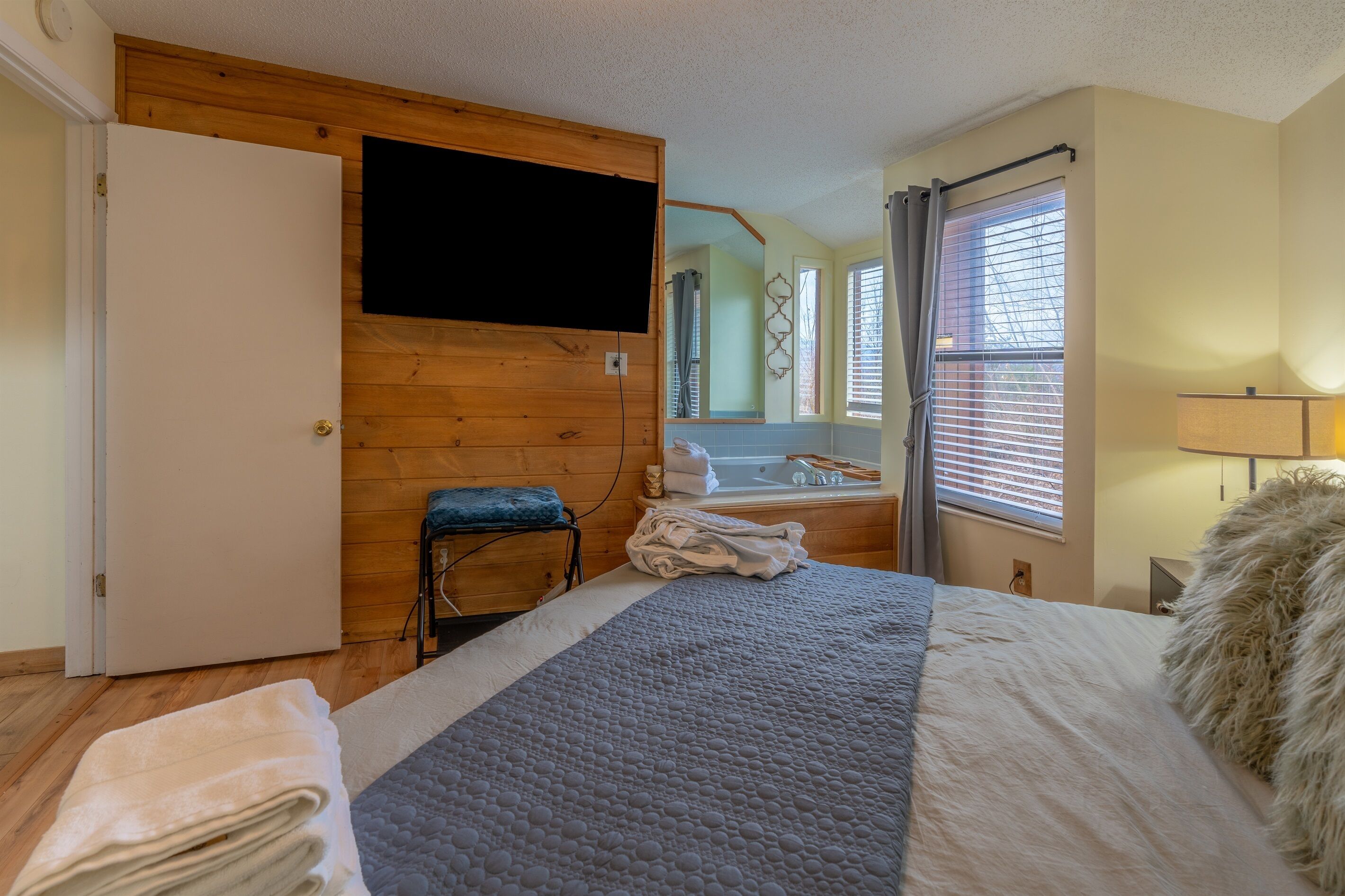 2 bedrooms, iron/ironing board, travel cot, free WiFi