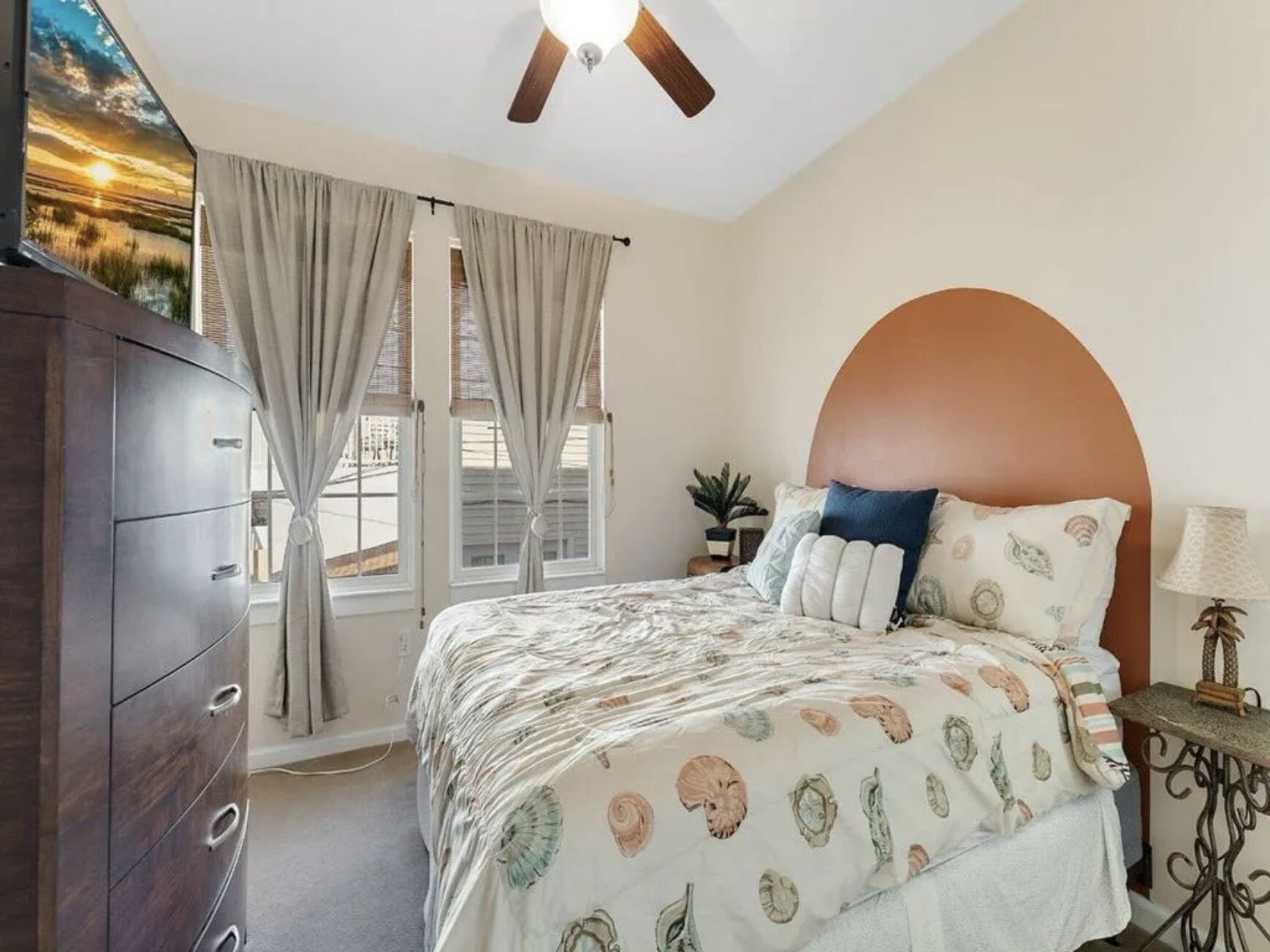 Rare 4 Bedroom Townhome only a few blocks from the beach!