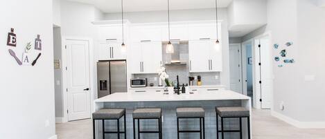 Refrigerador, microondas, horno y lavavajillas