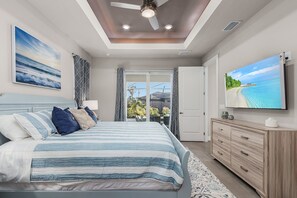 4 habitaciones, escritorio y tabla de planchar con plancha