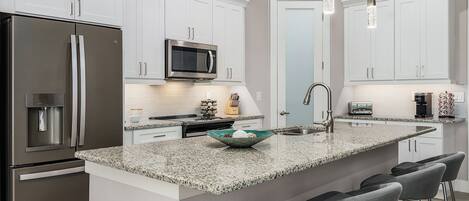 Frigorífico, microondas, horno y placa de cocina