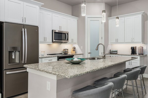 Réfrigérateur, micro-ondes, four, plaque de cuisson