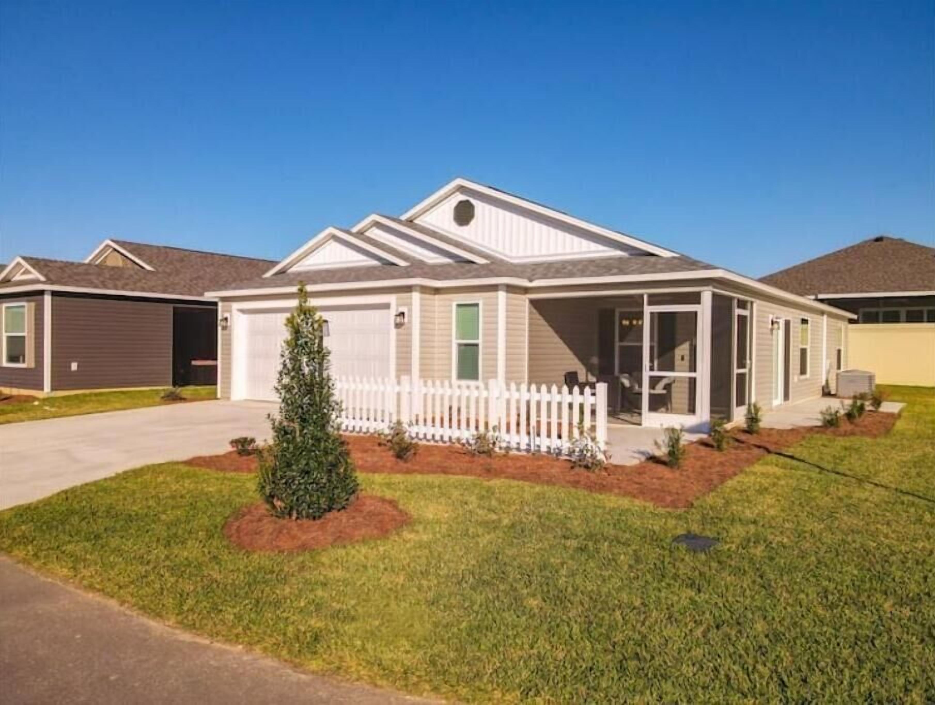 New Villa next to Brownwood Square with 2015 Gas Golf Cart