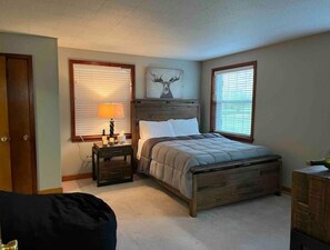 3 Schlafzimmer, Schreibtisch, Bettwäsche